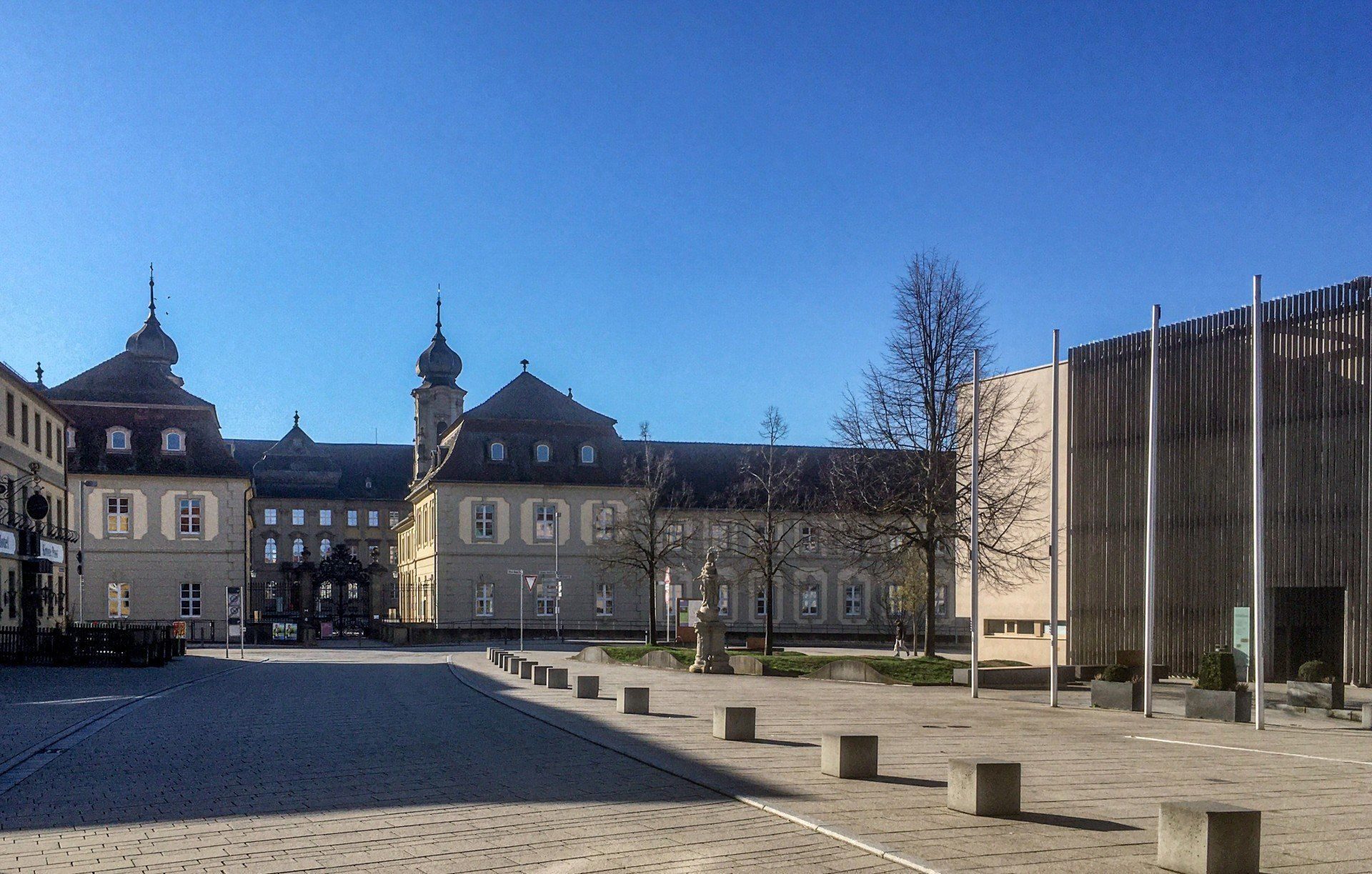 Schlossplatz in Werneck mit dem Schloss Werneck an einem klaren Wintertag